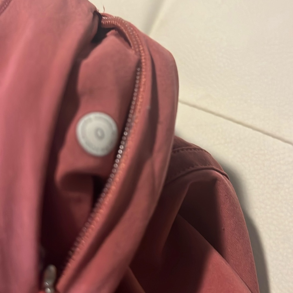 Lululemon 5 inch track that short, salmon color size 0 great condition
